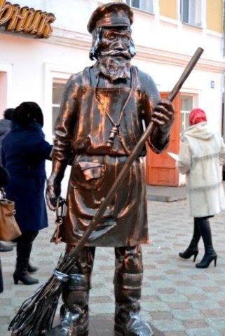 Памятники Городовому и Дворнику
