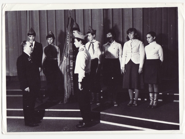 Евилевич выступает перед пионерами