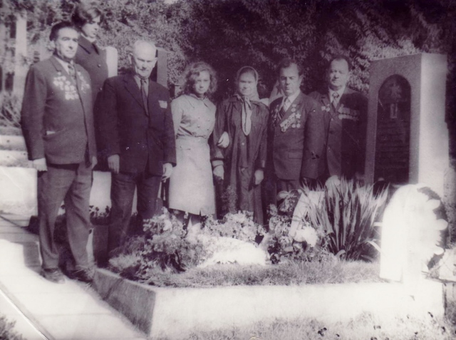 У памятника Героя Советского Союза в городе Ужгород