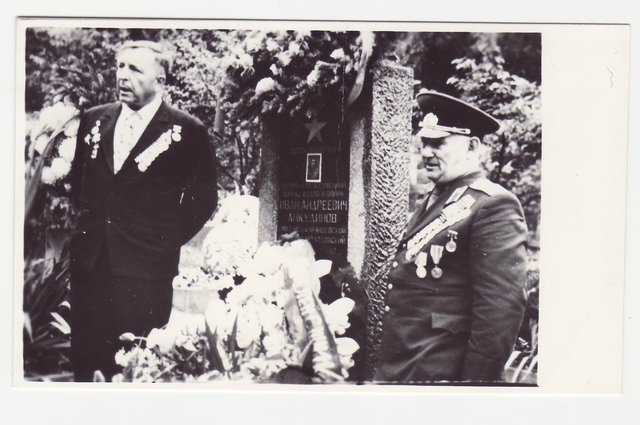 У могилы И. А. Анкудинова