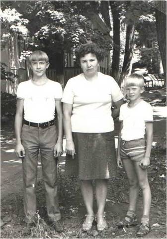 Сергей с мамой и младшим братом Андреем