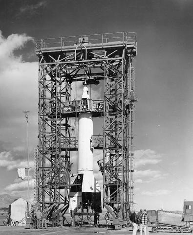 eesrte raket in de ruimte