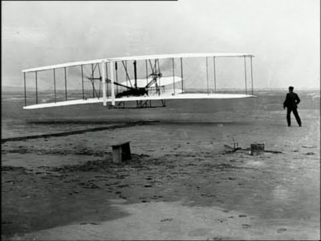 Gebroeders Wright maken een testvlucht in een gemotoriseerd vliegtuig