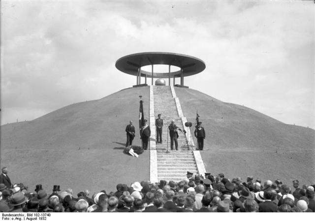 Eerste vlucht in dubbeldekker van Otto Lielienthal