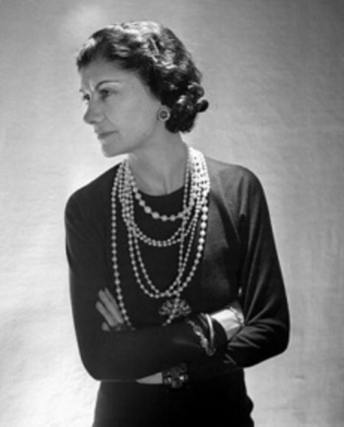 Coco Chanel modela el vestido negro