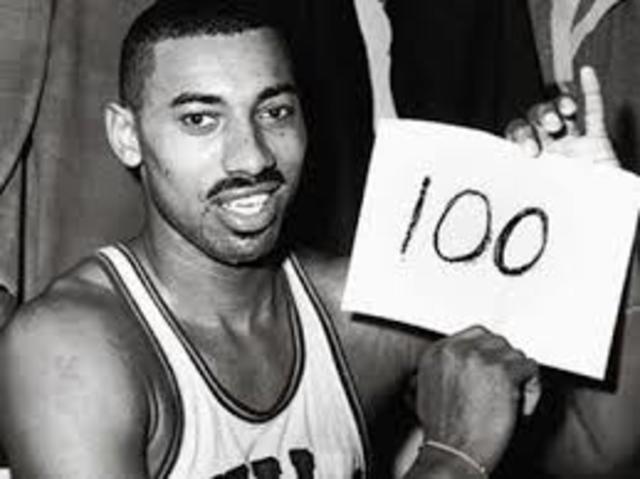 Wilt Chamberlain anotado 100 puntos en un partido mientras usa su par de Chucks