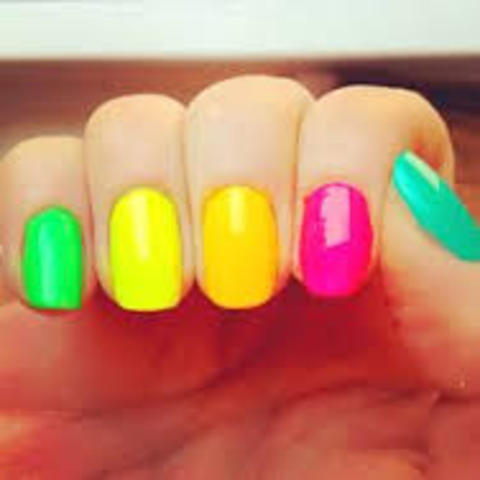 Uñas de colores neón