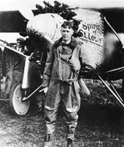 Charles Lindbergh makes solo flight across the Atlantic