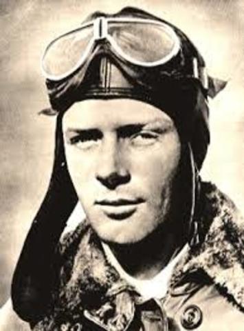 Charles Lindbergh makes solo flight across Atlantic