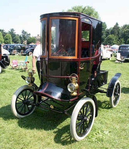 The Doctor's Coupe, an enclosed style of Ford, was first introduced.