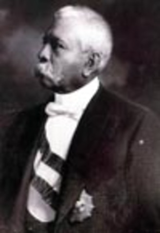 Porfirio Díaz renuncia a la presidencia de México luego de más de 30 años de ocupar el poder. Días después parte al exilio.