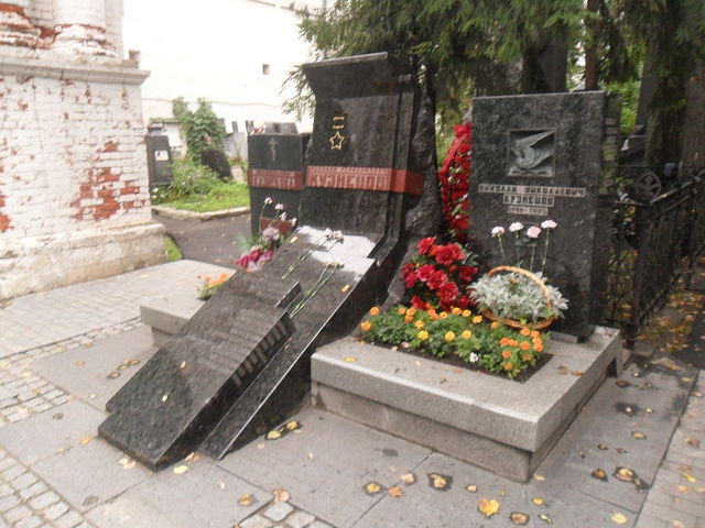 похоронен на Новодевичьем кладбище в г.Москве