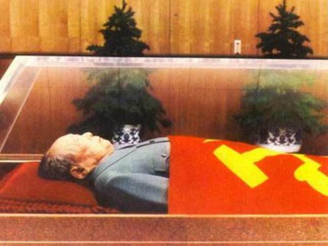 Mao Zedong dies at the age of 82