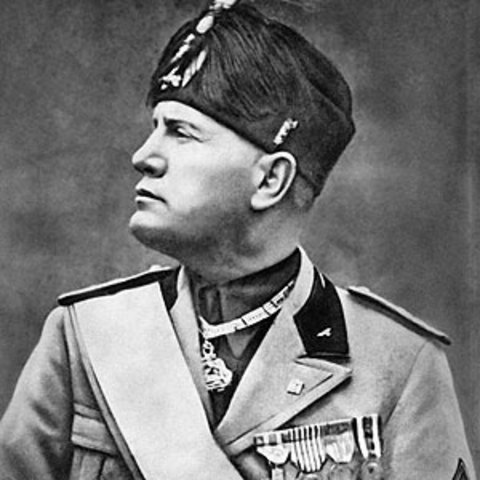 Sube Mussolini al poder