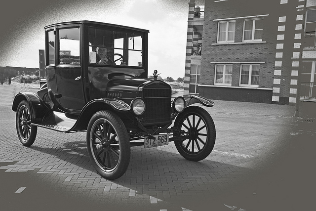 Ford introduses the Model T