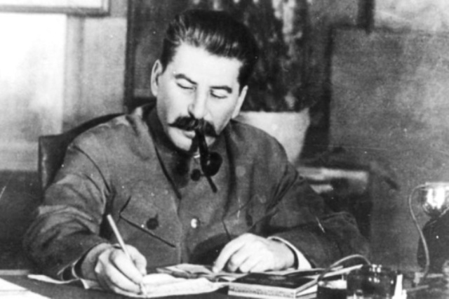 Sube stalin al poder