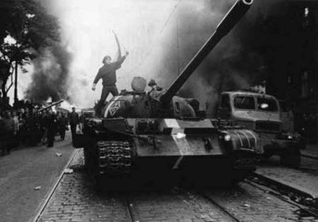 En 1956 inicia la invasión Soviética a Hungría