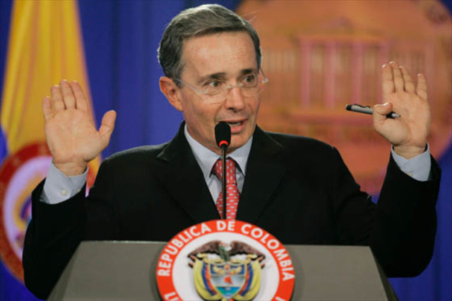 Es elegido presidente Álvaro Uribe Vélez.
