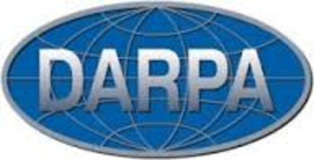 ARPANET cambia su nombre a DARPANET