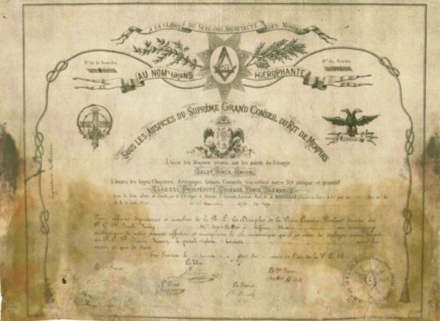 Aparecen los diplomas de graduación tras la superación de exámenes.