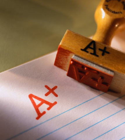 Se establece el acta de educación primaria y secundaria y se crea el National Study Comitte on Evaluation.