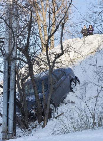 2 uninjured after sedan slides down embankment in Erie