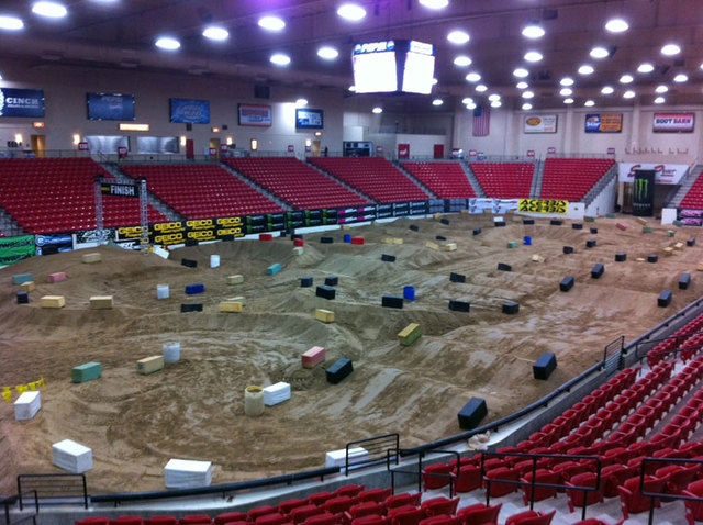 Aarón cabalgó una minimotos y corrido en el campeonato en un edad temprano.