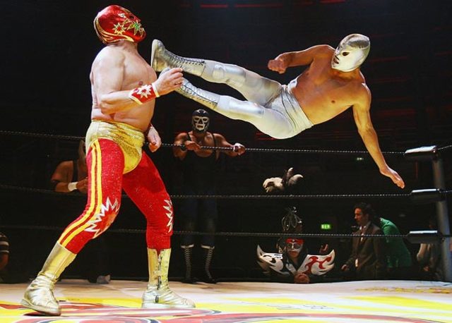 Aarón compitó en una combates de lucha libre por diversión.