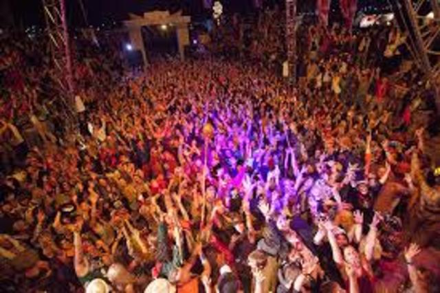 Por se primero cumpleaño, todos los personas en la tierra celebraron el nacimiento de Raimundo con una dia de fiesta.