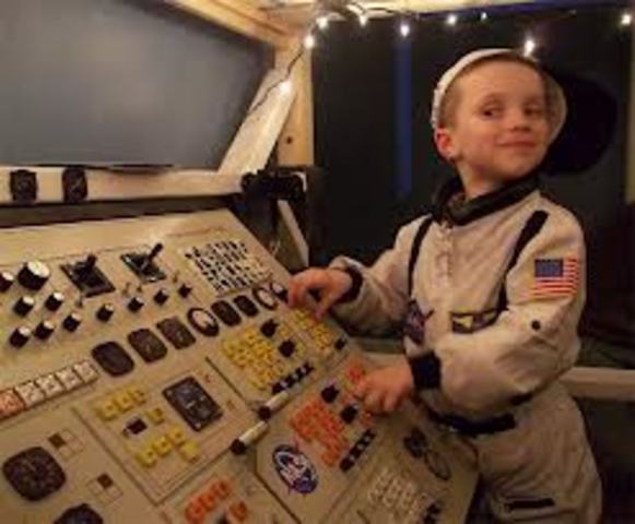 La madre de Raimundo enseñó cómo controlar el astronave porque cuando muera, Raimundo necesita aterrizar el astronave.