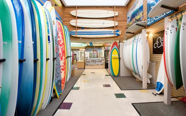 Rasta shark tuvo veintinueve años cuando el consiguió un trabajo en una tienda de surf.