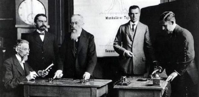 PRECURSORES EN GRAN BRETAÑA.