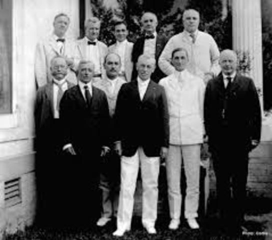 The President's Cabinet votes unanimously for war.