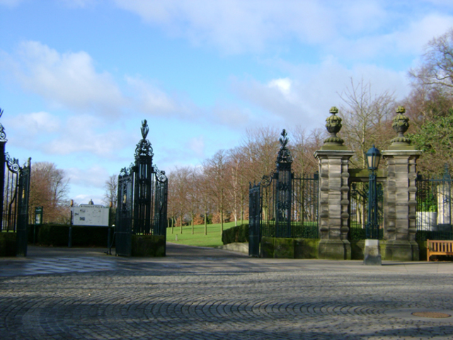 Andrew Carnegie buys Pittencrieff Park
