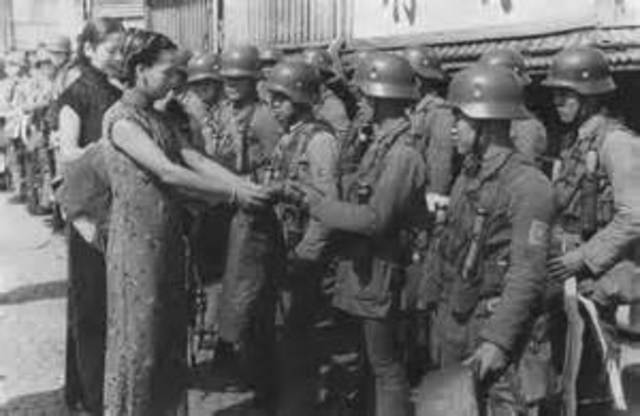 Japan's army pillages Nanjing, Chine; massacre a quarter million people