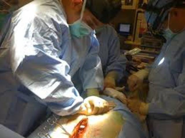 Luis F. Bernal, anestesista en Medellín, Colombia, propuso como procedimiento a seguir en casos de paro cardíaco durante la anestesia