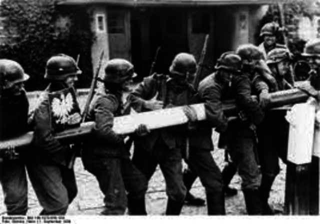 Hitler invade Polonia