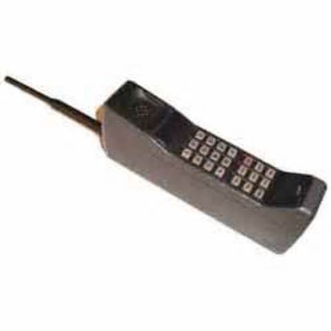 primer teléfono portátil