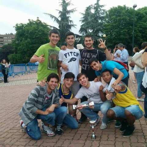 recibo premio de la federación de baloncesto.