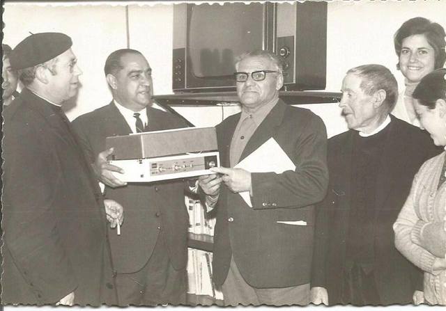 Entrega al tele club de La Guarda de un toca discos