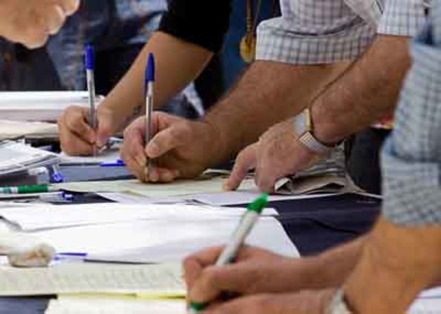 La Asociación Vecinal «las Eras de Gamonal» entregan en el Ayuntamiento de Burgos 3.715 firmas en contra del proyecto para construir un Bulevar en la calle Vitoria.