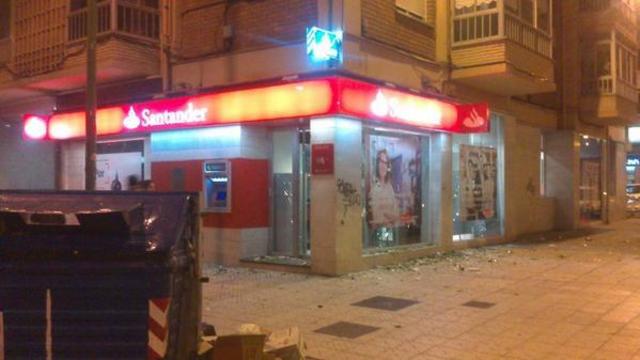 Marcha de 3.500 personas que acaba con destacables desperfectos en una oficina Santander.