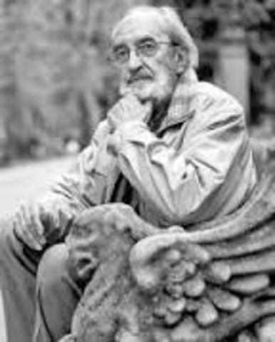 Nace Ángel González en Oviedo