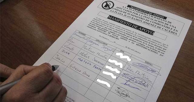 ENTREGA DE FIRMAS DE LA ASOCIACIÓN VECINAL LAS ERAS DE GAMONAL Y CRISTINA BILBAO PUENTE
