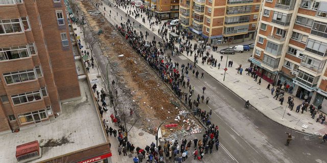 Reunión de vecinos frente a la entrada de la obra