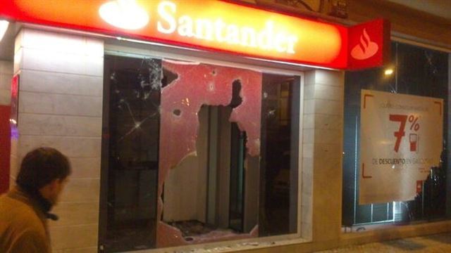 La manifestación de Gamonal concluye sin carga policial pero con contenedores, una sucursal y bancos dañados