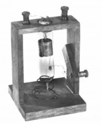 John Ambrose Fleming. Inventa un "rectificador electrónico de dos electrodos o "diodo de vacío".