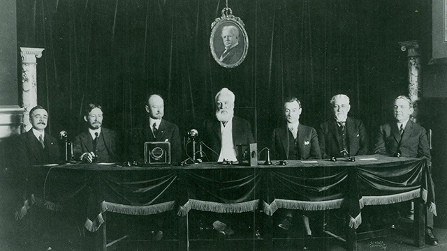 Se inaugura la línea telefónica más larga desde New York a San Francisco.