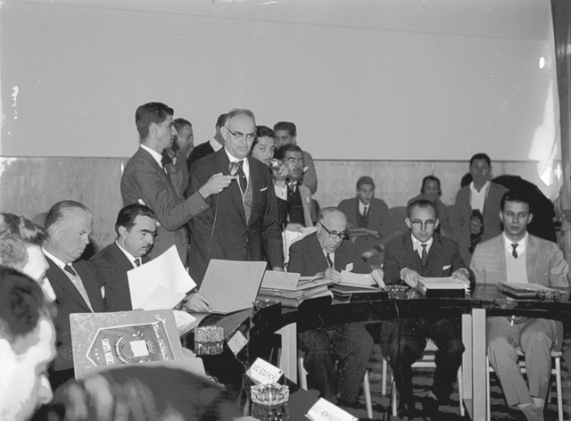 A UFSM sedia o encontro do então governador do Rio Grande do Sul, Ildo Meneghetti, com prefeitos da região de Santa Maria.