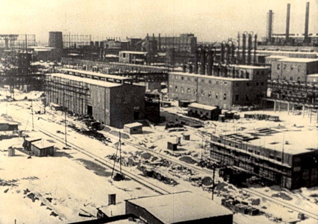 Elie arrives at Buna